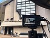 Foto: Blick durch die Videokamera auf die Außenempore bei einer Übertragung eines Gottesdienstes im Hof der Begegnung