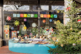 Foto: Weihnachtlich dekoriertes Schaufenster des Chillaui