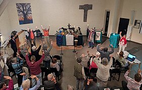 Tanzende Gemeinde mit Altar